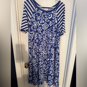 EUC Lularoe Carly dress- pattern mixed